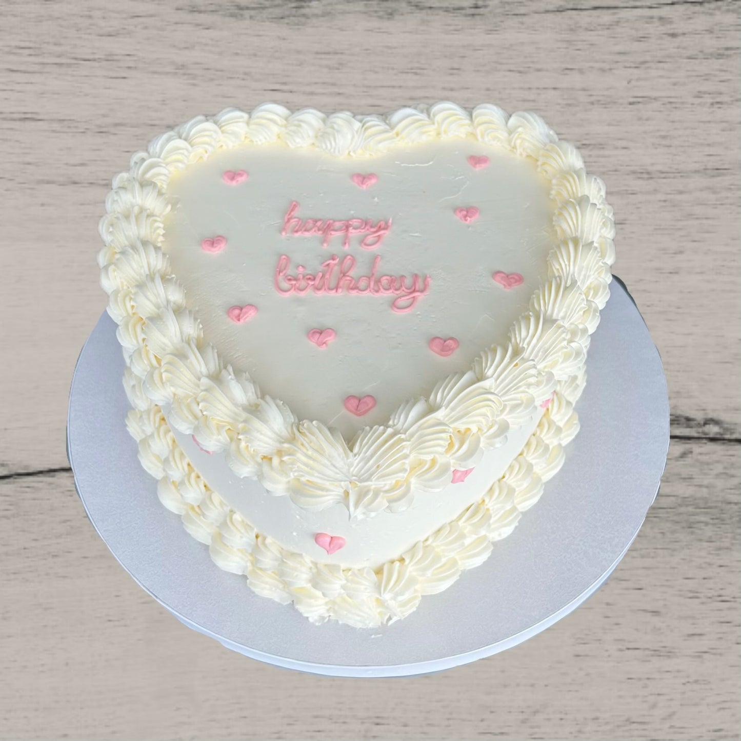Vintage Herztorte mit Schrift und Herzchen