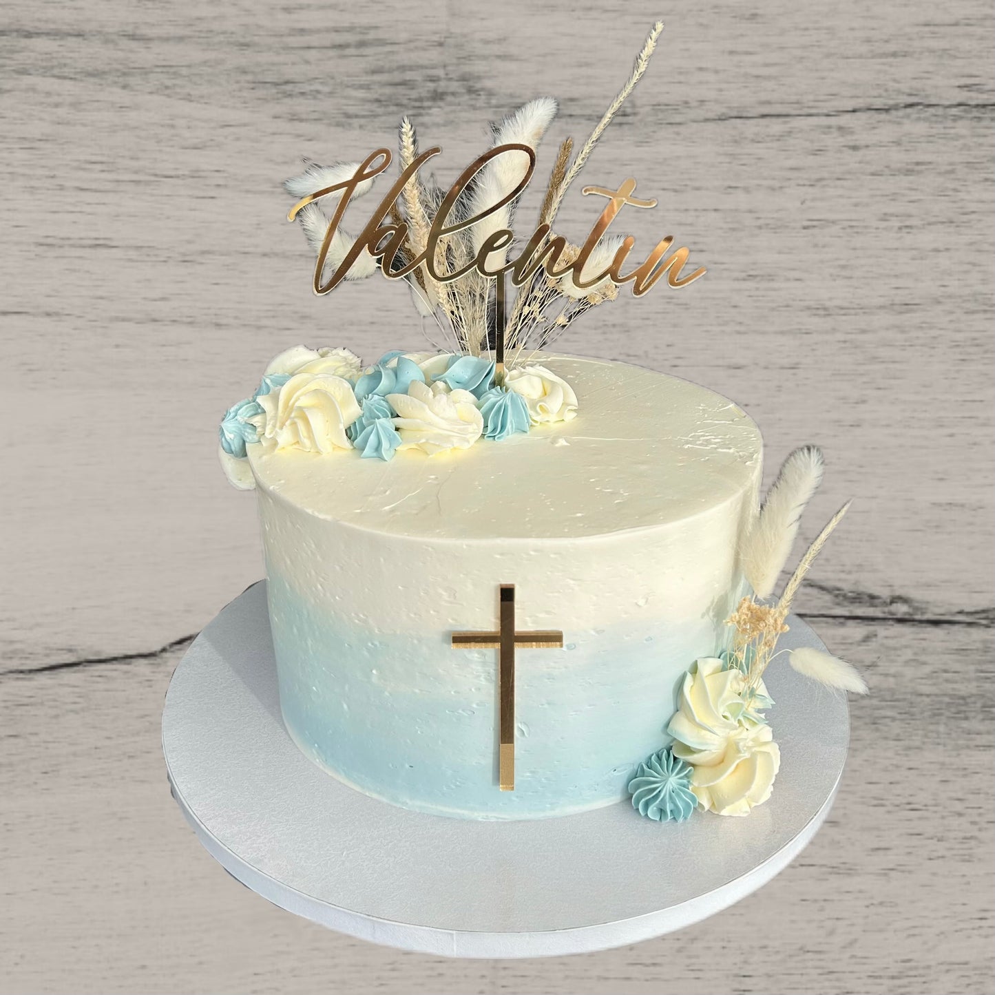 Torte mit Topper und Kreuz