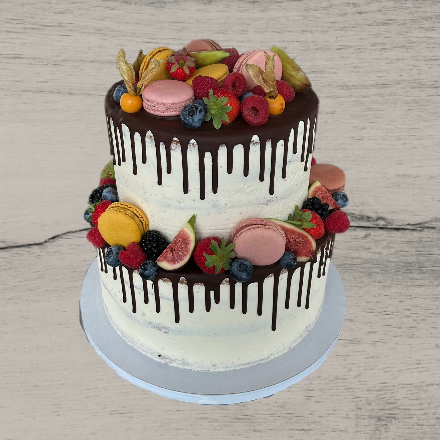 Dripcake mit Obst und Macarons