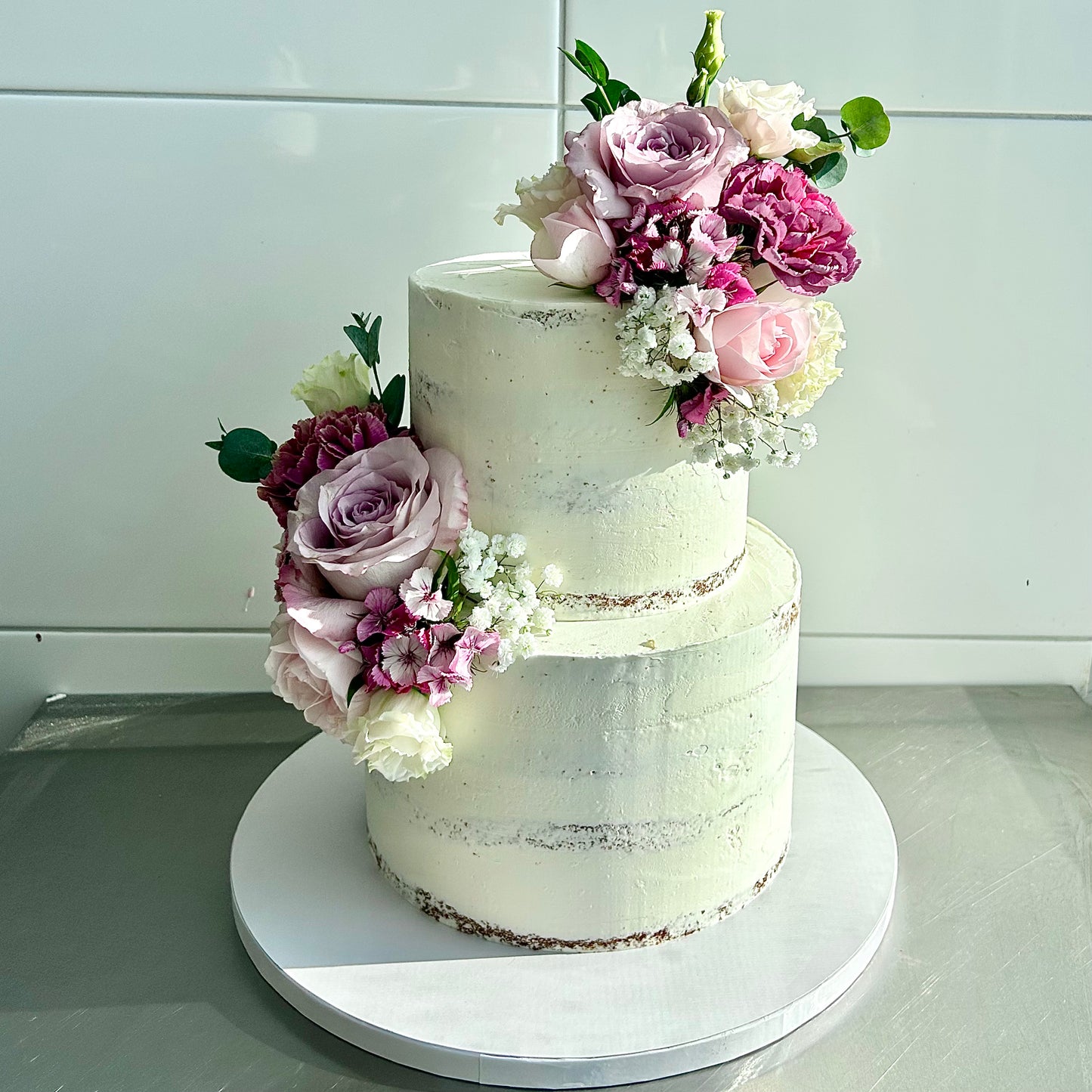 Naked Cake mit bunten Blumen