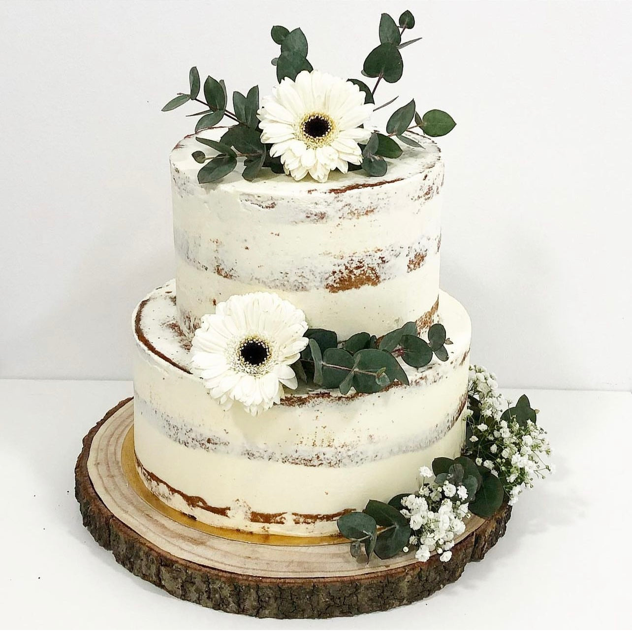 Naked Cake mit Eukalyptus und Blumen