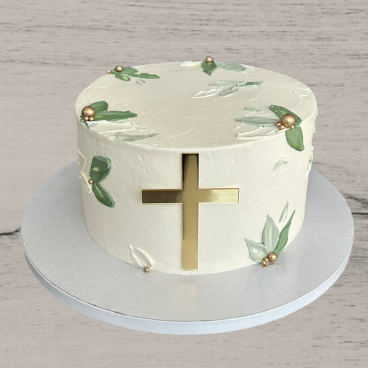 Torte mit grünen Blättern und Kreuz