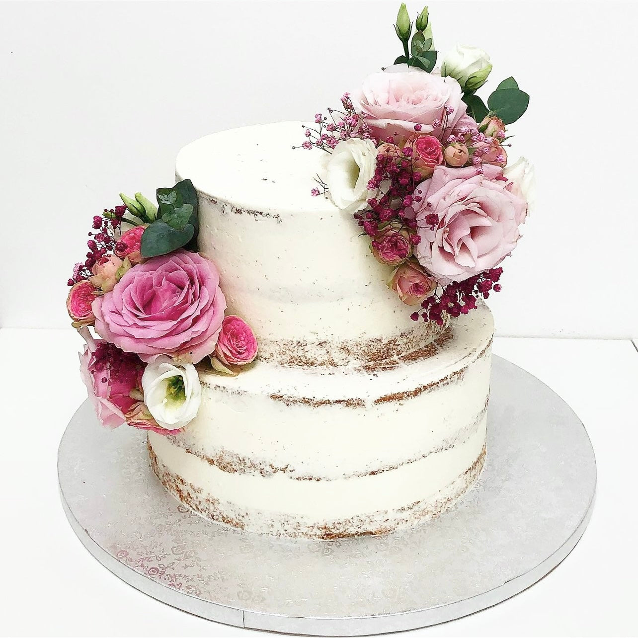 Naked Cake mit bunten Blumen