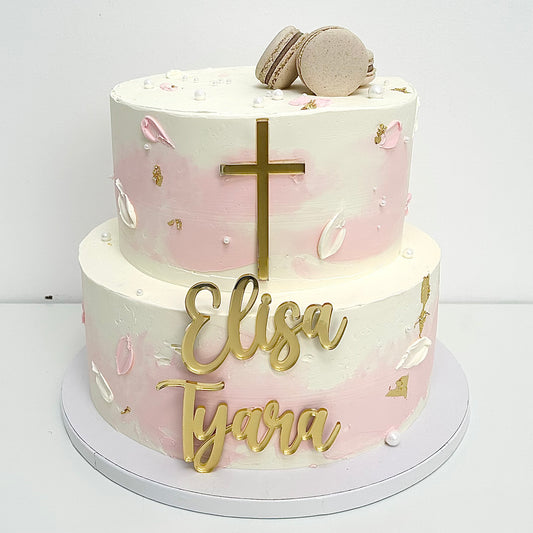 Zweistöckige Torte mit Kreuz und Namen