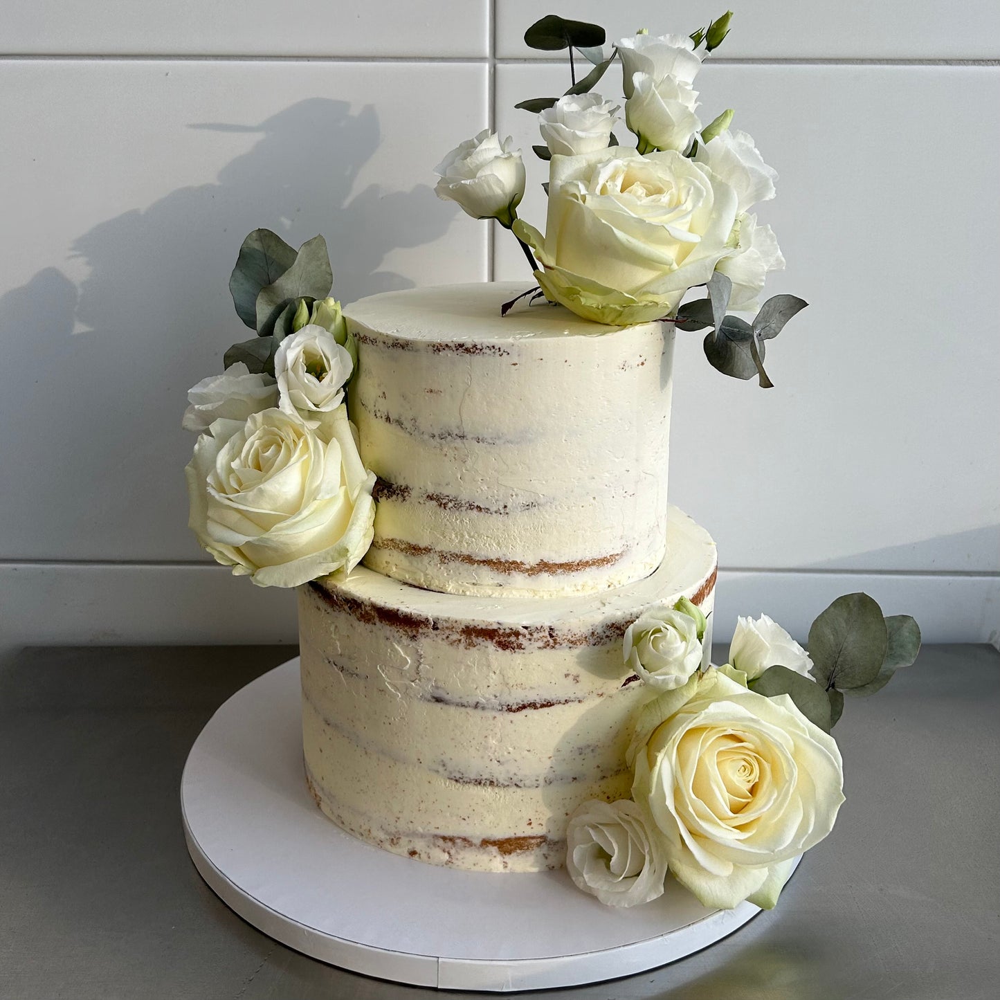 Naked Cake mit weißen Blumen