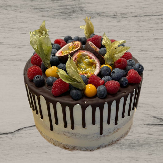 Naked Cake mit Drip und Obst