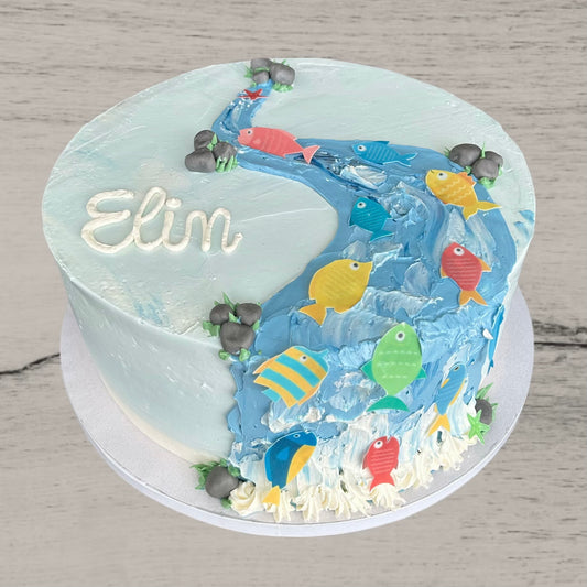 Wasserfalltorte mit bunten Fischen