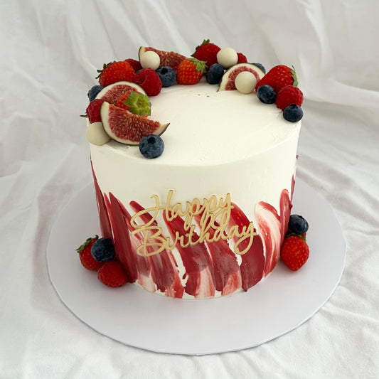 Geburtstagstorte rot mit Beeren